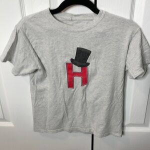 Gray Kids T-Shirt w/ Red Letter& Hat Design from Houstonopoly, size Boy’s medium
